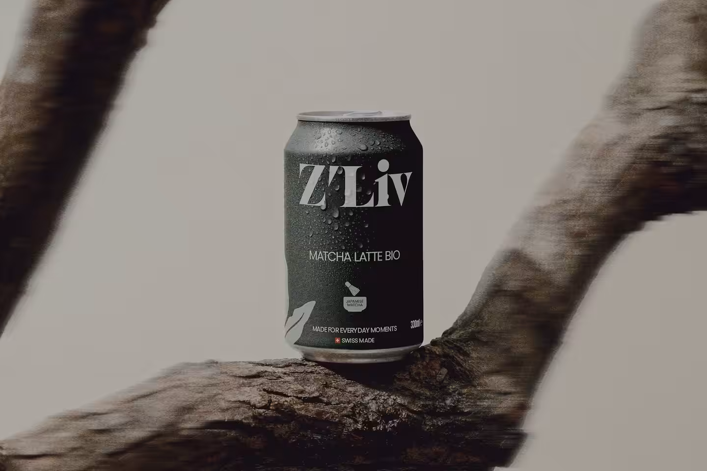 La canette Z'Liv Matcha Latte Bio : logo, étiquette et identité de marque dessinés par notre designer